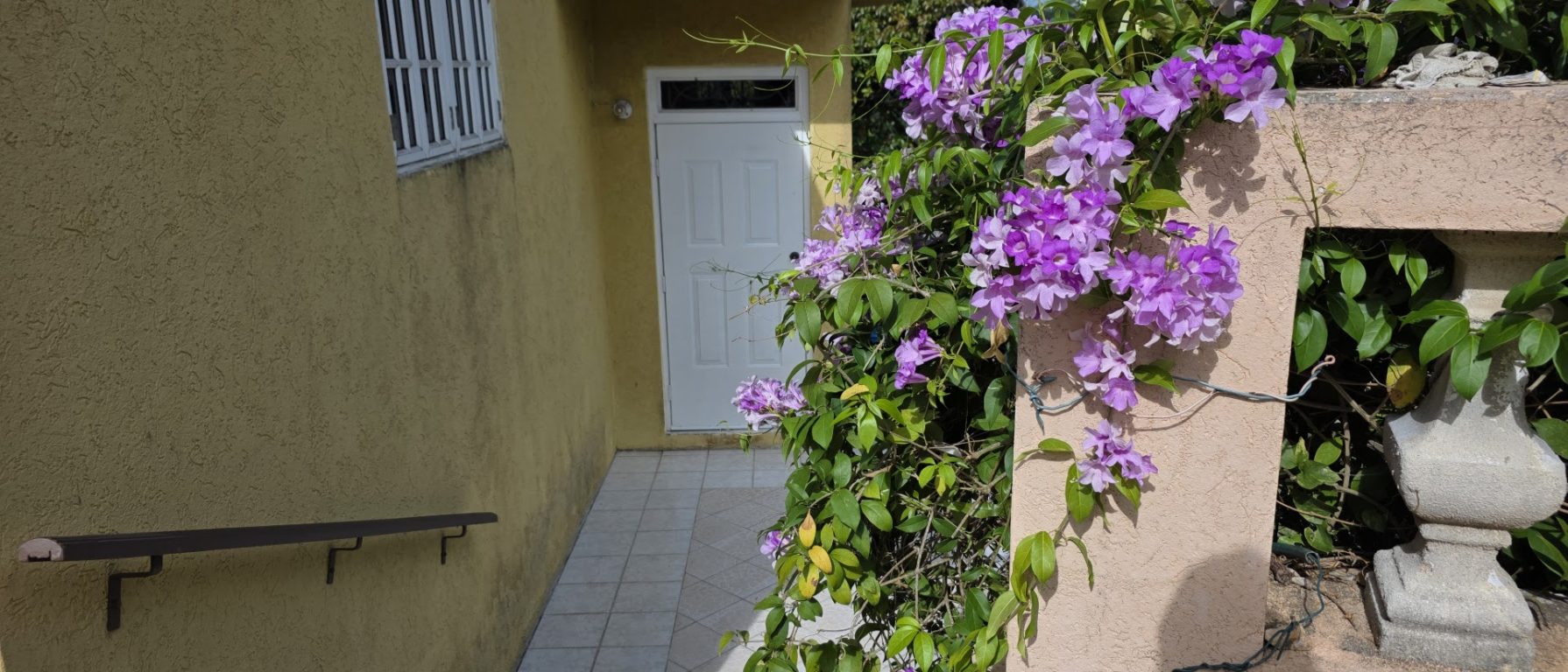 Smokey vale 1 Bedroom Retreat Private Balcony with Scenic Views – Smokeyvale, Kingston 19