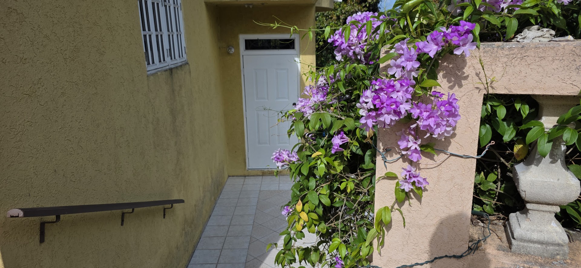 Smokey vale 1 Bedroom Retreat Private Balcony with Scenic Views – Smokeyvale, Kingston 19