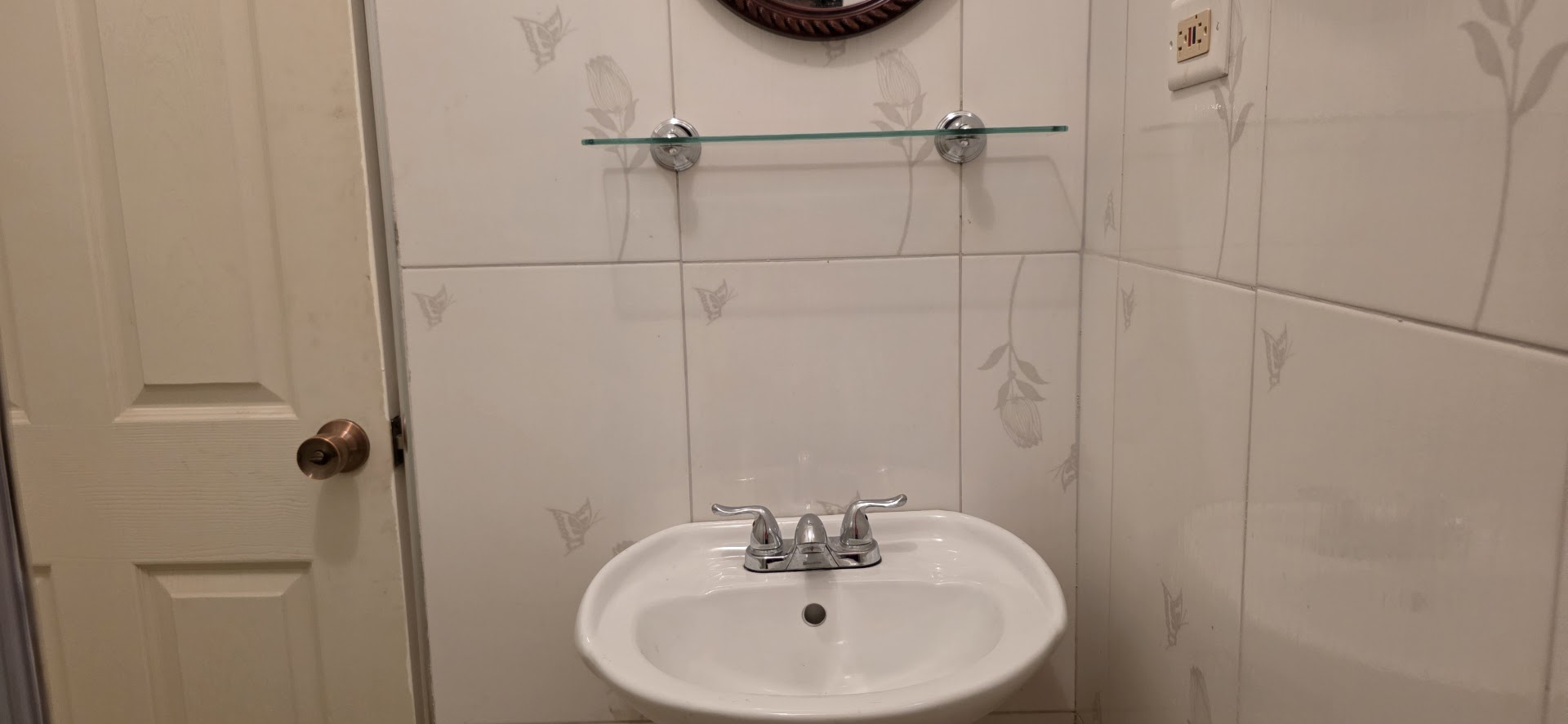 Spacious 2 Bedroom Gem! Woodlawn-Ave-Kingston-19-Bathroom-2-1