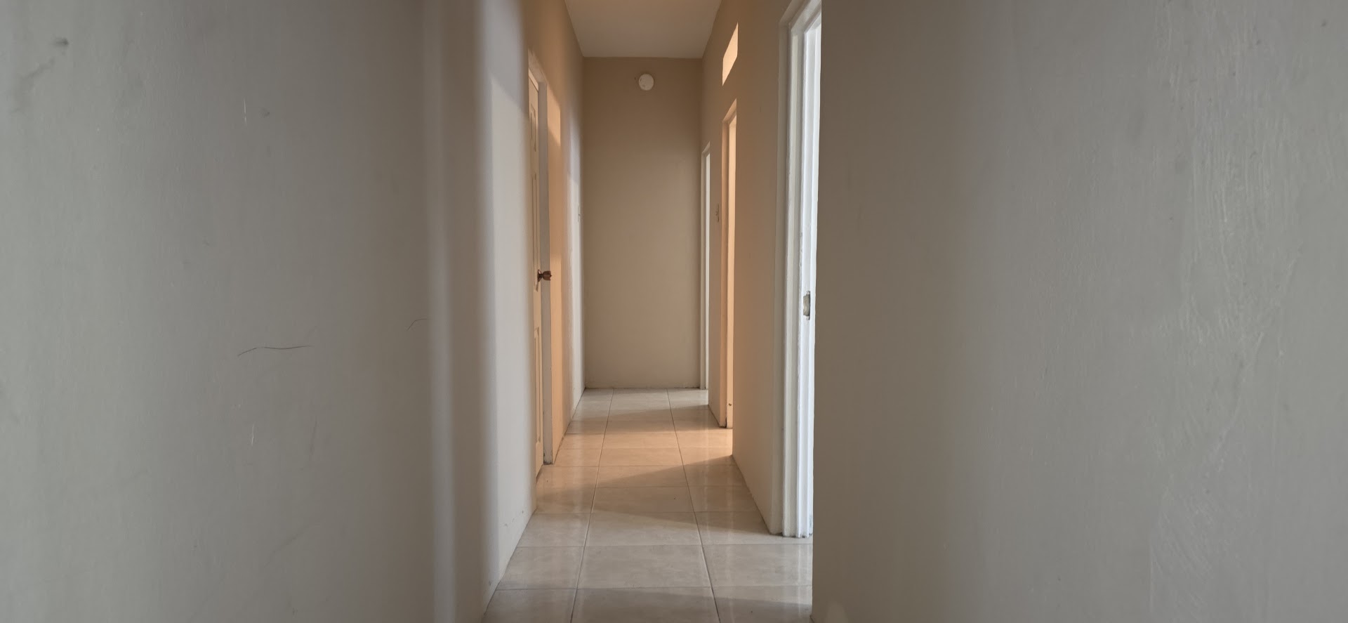 Spacious 2 Bedroom Gem! Woodlawn-Ave-Kingston-19-Hallway