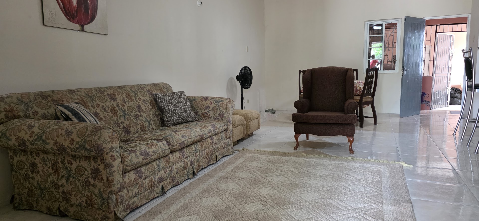 Spacious 2 Bedroom Gem! Woodlawn-Ave-Kingston-19-Living-n-dining-room